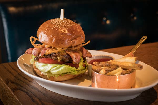 【土日祝ランチセット】 メインは人気のオークドアバーガー・お肉・お魚から1品を!シーザーサラダとデザートも楽しめる全4品ランチセット!