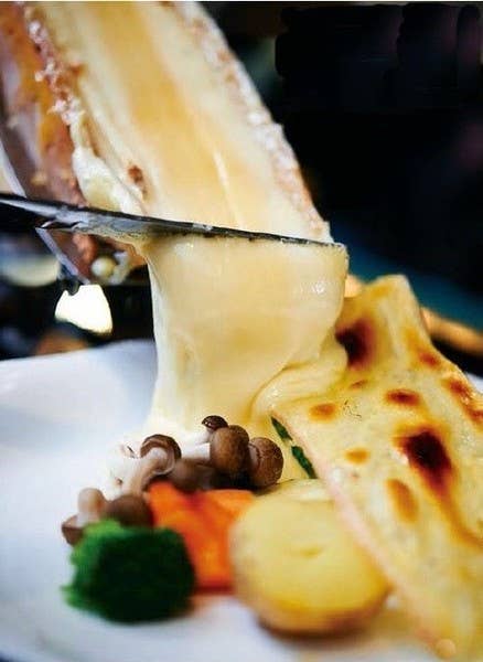 隠れ家的ワインバーで前菜・手打ちパスタ・ラクレット・チーズの盛り合わせなど充実のおまかせ全8品