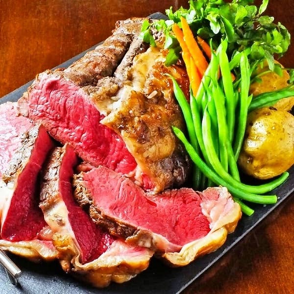 各種宴会にオススメ!豪華サーロインの厚切りローストビーフに舌鼓!税込5000円120分飲み放題付全8品!
