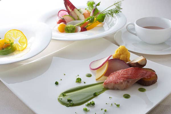 ランチ【REGIONAL】メイン・デザートなど全4品のショートコース