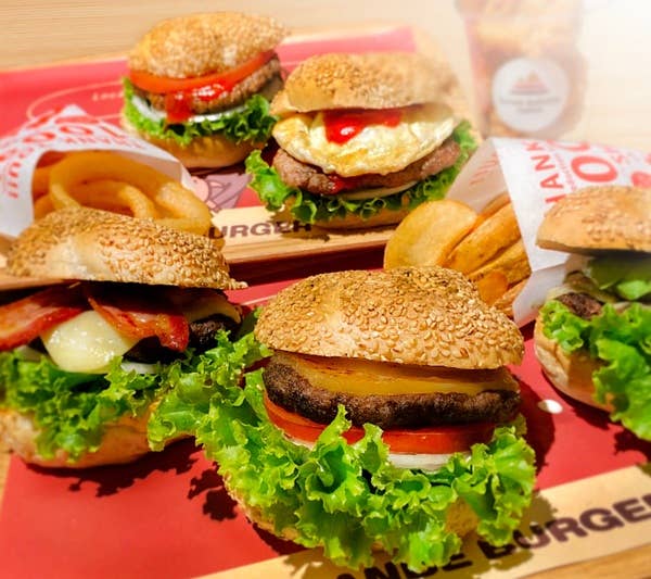 選べる!人気のハンバーガー+ポテトorオニオンリング+ドリンクが1200円!!