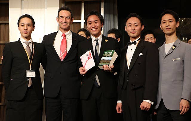 2016年ソムリエスカラシップ授賞式にて(中央、画像提供:日本ソムリエ協会)
