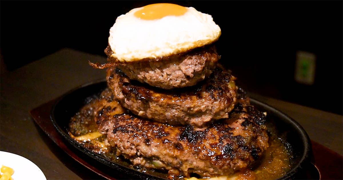 まさにハンバーグのピラミッド！ 総重量1kg・三連ハンバーグの圧倒的な